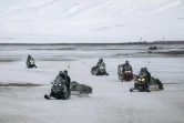 Des touristes en motoneiges électriques, le 8 mai 2022 à Longyearbyen, dans l'archipel du Svalbard, en Arctique