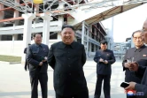 Photo diffusée le 2 mai 2020 par l'agence nord-coréenne Kcna du dirigeant nord-coréen Kim Jong Un (c) lors de l'inauguration d'une usine d'engrais à Sunchon, le 1er mai 2020