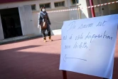 Une femme dans un bureau de vote de Marseille au 1er tour des municipales, le 15 mars 2020