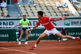 Le Serbe Novak Djokovic, au filet face à l'Espagnol Rafael Nadal, lors de leur demi-finale, le 11 juin 2021 àRoland-Garros