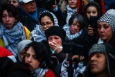 Des personnes réagissent en regardant une vidéo sur un écran montrant les conséquences du bombardement de Gaza lors d'un rassemblement de soutien au peuple palestinien, à Paris, le 6 janvier 2024