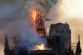 La flèche de Notre-Dame, en flammes, s'effondre pendant un terrible incendie qui a ravagé la cathédrale, le 15 avril 2019 à Paris