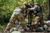 Des combattants ukrainiens installent un lance-mortier sur la ligne de front, dans la région de Donetsk, le 22 août 2022