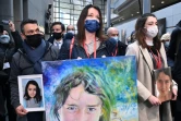Les parents et la soeur de Maëlys, Joachim de Araujo, Jennifer Cleyet-Marrel et Colleen de Araujo, tiennent des portraits de la fillette, le 31 janvier 2022 à leur arrivée au palais de justice de Grenoble