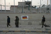 Des forces de sécurité afghanes contrôlent les environs du consulat allemand à Mazar-i-Sharif, le 11 novembre 2016 après un attentat revendiqué par les talibans