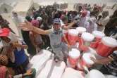 Distribution d'aide dans un camp de déplacés ayant fui les combats à Fallouja en Irak, à Amriyat al-Fallujah le 27 juin 2016