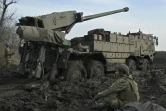 Un soldat ukrainien assis à côté d'un CAESAR 8x8 sur une ligne de front dans un lieu non divulgué, le 14 février 2024.