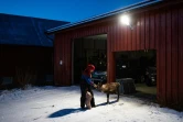 L'éleveuse Sissel Stormo Holtan devant sa maison à  Namdalseid, comté de Troendelag, en Norvège le 7 décembre 2021