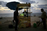 Mohammed Abou Assi dans sa cahute du bord de plage, le 2 septembre 2015 à Gaza