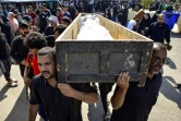 Des Irakiens portent le cercueil d'un manifestant mort la veille à Bagdad, lors de ses funérailles à Najaf, le 26 octobre 2019