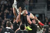 Le deuxième ligne néo-zélandais Tupou Vaa'i (c.) prend le ballon en touche lors du premier test international de rugby de la tournée d'été entre la Nouvelle-Zélande et la France, à Dunedin, le 5 juillet 2025