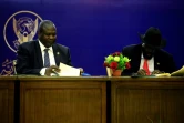Le président sud-soudanais Salva Kiir (d) et son rival Riek Machar signent des accords, le 5 août 2018 à Khartoum, au Soudan