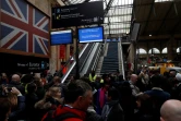 17 trains Eurostar ont dû être annulés: 5 Paris-Londres, 4 Londres-Paris, 4 Bruxelles-Londres et 4 Londres-Bruxelles, a indiqué une porte-parole d'Eurostar. Des passagers dans l'attente d'informations à Gare du Nord à Paris