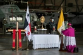 L'archevêque du Panama, José Domingo Ulloa (d) célèbre une messe sans public dans le hangar d'un des aéroports de Panama, le 5 avril 2020 