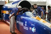 Des visiteurs inspectent une voiture-fusée pouvant atteindre la vitesse surréaliste de 1.600 km/h présentée à Londres, le 24 septembre 2015 à Londres