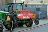 Un tracteur est stationné devant le tribunal de Nantes le 10 décembre 2015 pour dénoncer le projet d'aéroport à Notre-Dame-des Landes