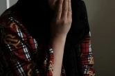 Adeeba Haidari, 13 ans, étudie chez elle, le 24 mars 2021 à Kaboul, au lendemain de la fermeture des écoles secondaires pour les filles par les talibans 