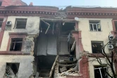 Des sauveteurs ukrainiens dans les décombres d'un immeuble résidentiel détruit par des missiles russes, à Zaporizhzhia, dans le sud-est de l'Ukraine, le 18 octobre 2023