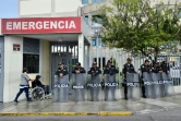 Des policiers se tiennent à l'entrée de la clinique où a été hospitalisé l'ancien président péruvien Alberto Fujimori à Lima le 04 octobre 2018