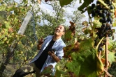 Le viticulteur japonais  Hirotake Ooka dans ses vignes à Saint-Pérey près de Valence, le 26 septembre 2016
