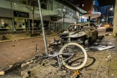 Une voiture brûlée et un vélo détruit après les émeutes ayant frappé Rotterdam le 19 novembre 2021