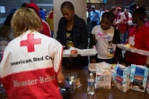 Des volontaires distribuent des repas aux réfugiés évacués de leur domicile après le passage de l'ouragan Florence, dans un centre d'accueil de Chapel Hill (Caroline du Nord, sud-est des Etats-UNis) le 17 septembre 2018