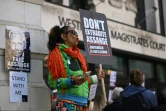 Une manifestante devant le tribunal de Westminster Magistratres, à Londres, le 20 avril 2022 