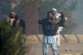 Un manifestant du groupe religieux pakistanais Tehreek-i-Labaik Yah Rasool Allah Pakistan (TLYRAP) durant des affrontements avec la police à Islamabad le 25 novembre 2017