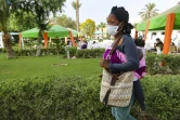 Aïsha, migrante guinéenne, se promène avec sa fille à Médenine, le 2 juin 2021 en Tunisie