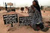 Une femme pleure sur la tombe de son fils tué dans la répression du mouvement de contestation, le 9 juillet 2019 à Khartoum, au Soudan