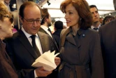 François Hollande et la ministre de la Culture Audrey Azoulay visitent le Salon du Livre à Paris le 16 mars 2016
