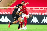 le milieu de Monaco Takumi Minamino devance le défenseur de Lens Facundo Medina, le 2 septembre 2023 au stade Louis-II