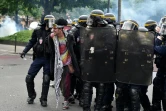 Les CRS interpellent un manifestant place de la Nation à Paris lors de la mobilisation contre la loi travail le 26 mai 2016