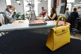 Les maroquiniers de la nouvelle manufacture d'Allenjoie (Doubs) travaillent sur un seul modèle: le Kelly, un des deux sacs emblématiques de Hermès, également le plus difficile techniquement à fabriquer