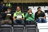 Des supporters du club Forest Green Rovers, dans l'ouest de l'Angleterre, se restaurent dans les tribunes du stade, le 8 août 2017