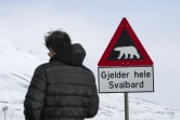 Un panneau avertissant de la présence d'ours polaires au bord d'une route près de Longyearbyen, sur l'archipel de Svalbard, le 2 mai 2022 