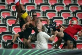 Des supporters de Nice (g) et de Cologne s'affrontent avant le coup d'envoi du match de Ligue Europa Conférence, le 8 septembre 2022 à Nice 