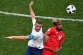 Jordan Henderson, avec le brassard de capitaine de l'Angleterre, au duel avec le Panaméen Ricardo Avila, le 24 juin 2018 à Nijni Novgorod
