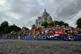 Des coureurs au pied du Sacré-Coeur, sur la butte Montmartre, lors de la course masculine en ligne le 3 août 2024