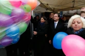 La maire de Paris Anne Hidalgo, le président François Hollande, et la   présidente l'associaltion "Life for Paris" Caroline Langlade, lors d'un lâcher de ballons devant la mairie du 11ème, le 13 novembre 2016 à Paris 