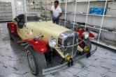 Le collectionneur Jaafar Salmane à côté d'une Mercedes Benz de 1932 restaurée, dans son magasin de pièces détachées à Alexandrie, dans la province de Babel, le 27 mai 2025 en Irak
