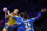 Les Françaises Camille Ayglon Saurina et Béatrice Edwidge tentent de stopper la Suédoise Jenny Alm, le 9 décembre 2018 à Nantes