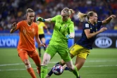 La gardienne de but suédoise Hedvig Lindahl (c) intervient devant la Néerlandaise Vivianne Miedema (g) en demi-finale du Mondial féminin, le 3 juillet 2019 à Décines-Charpieu