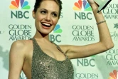 Angelina Jolie brandit le Golden Globe reçu le 24 janvier 1999 pour son rôle dans "Gia", avant de se jeter dans la piscine du Beverly Hilton comme elle l'avait promis