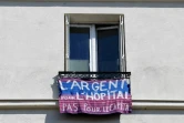 Une banderole accrochée à la fenêtre d'un appartement, le 23 avril 2020 à Paris