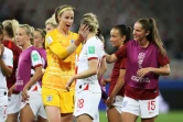 Les Anglaises Karen Bardsley (g), gardienne, et Ellen White (c), attaquante, après leur victoire contre le Japon au Mondial féminin, le 19 juin 2019 à Nice  