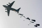 Un avion largue des colis d'aide dans le nord de la bande de Gaza le 23 avril 2024