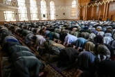Des musulmans prient dans une mosquée lors de l'Aïd el-Fitr, le 13 mai 2021 à Kaboul, en Afghanistan