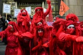 Des membres de la "Red Rebel Brigade" - lors d'une manifestation d'Extinction Rebellion à Glasgow en marge de la COP26 le 2 novembre 2021