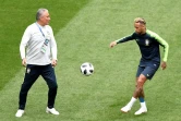 L'entraîneur du Brésil Tite (g) donne des instructions à son joueur vedette Neymar lors d'un enttraînement au stade de Saint-Pétersbourg, le 21 juin 2018